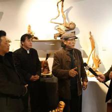 全国各地艺术家三十余人到慧木轩根雕艺术馆参观交